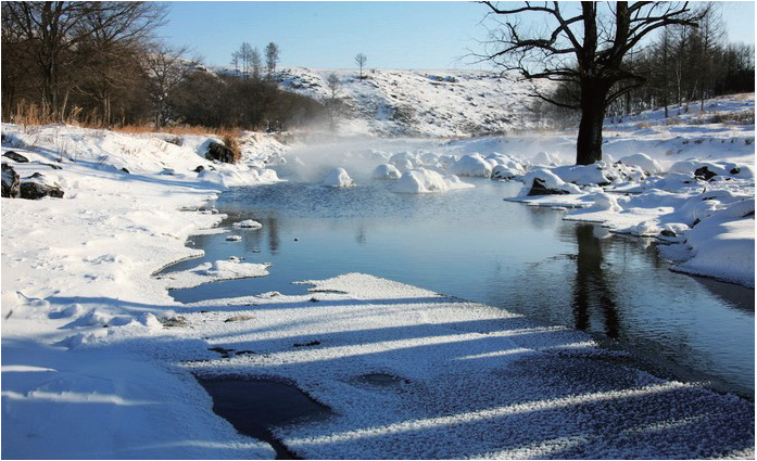 隆冬时节的不冻河